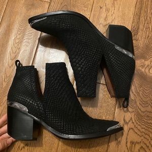 Like New Jeffrey Campbell Black Snake Skin Boots